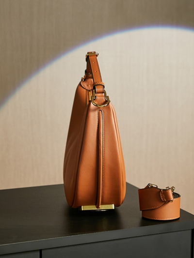 フェンディバッグ背面デザイン